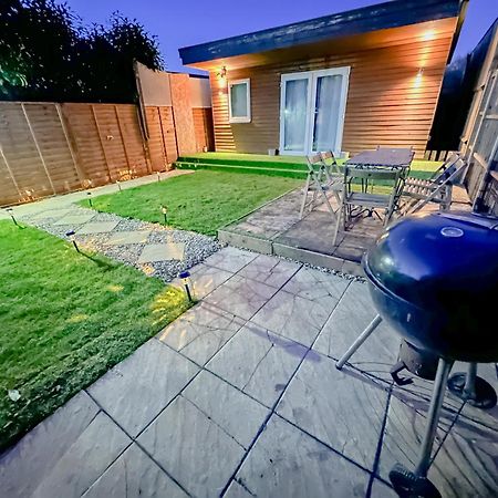 Stunning Studio Garden House - Free Wifi & Parking ヘンドン エクステリア 写真