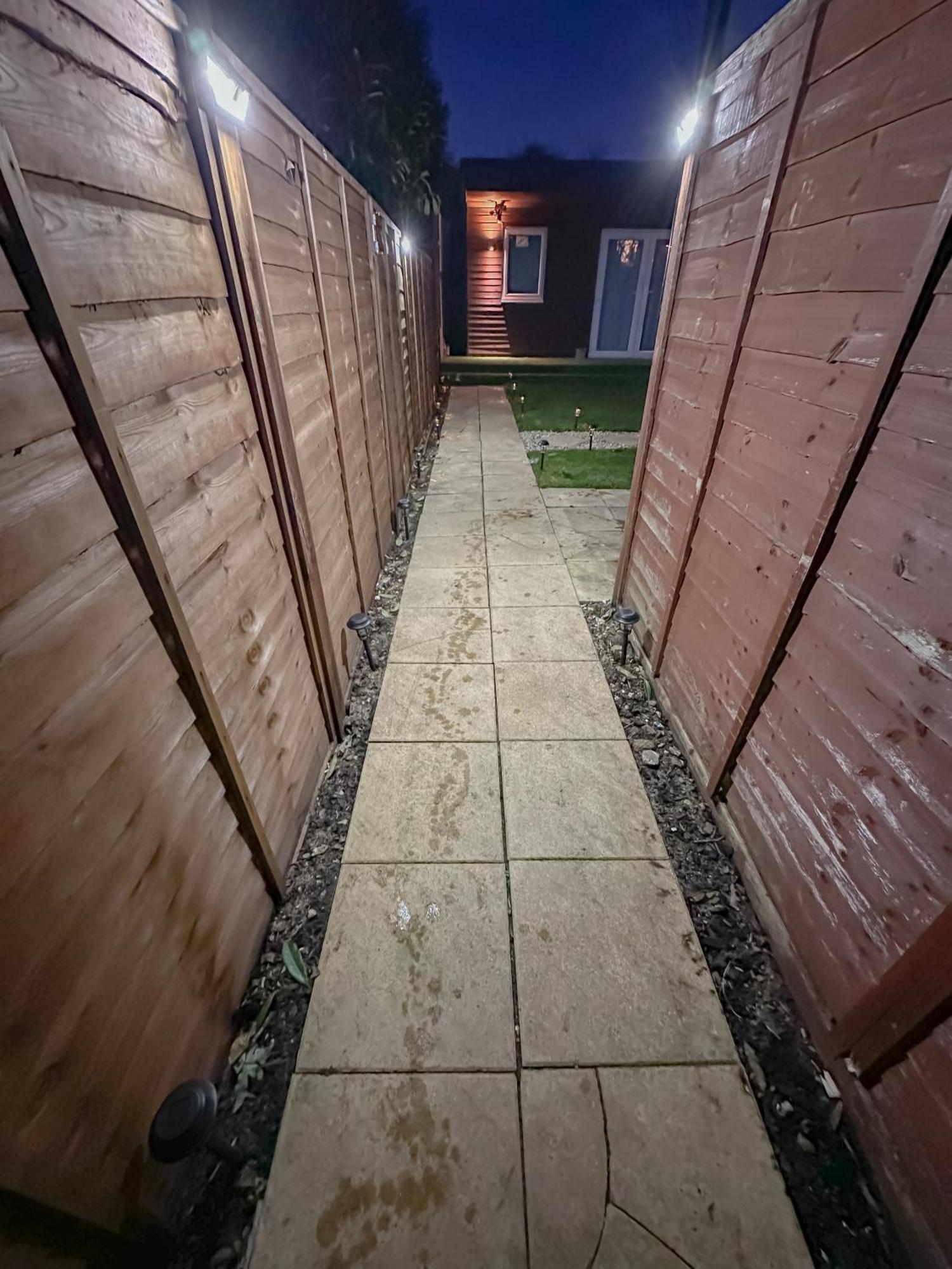 Stunning Studio Garden House - Free Wifi & Parking ヘンドン エクステリア 写真