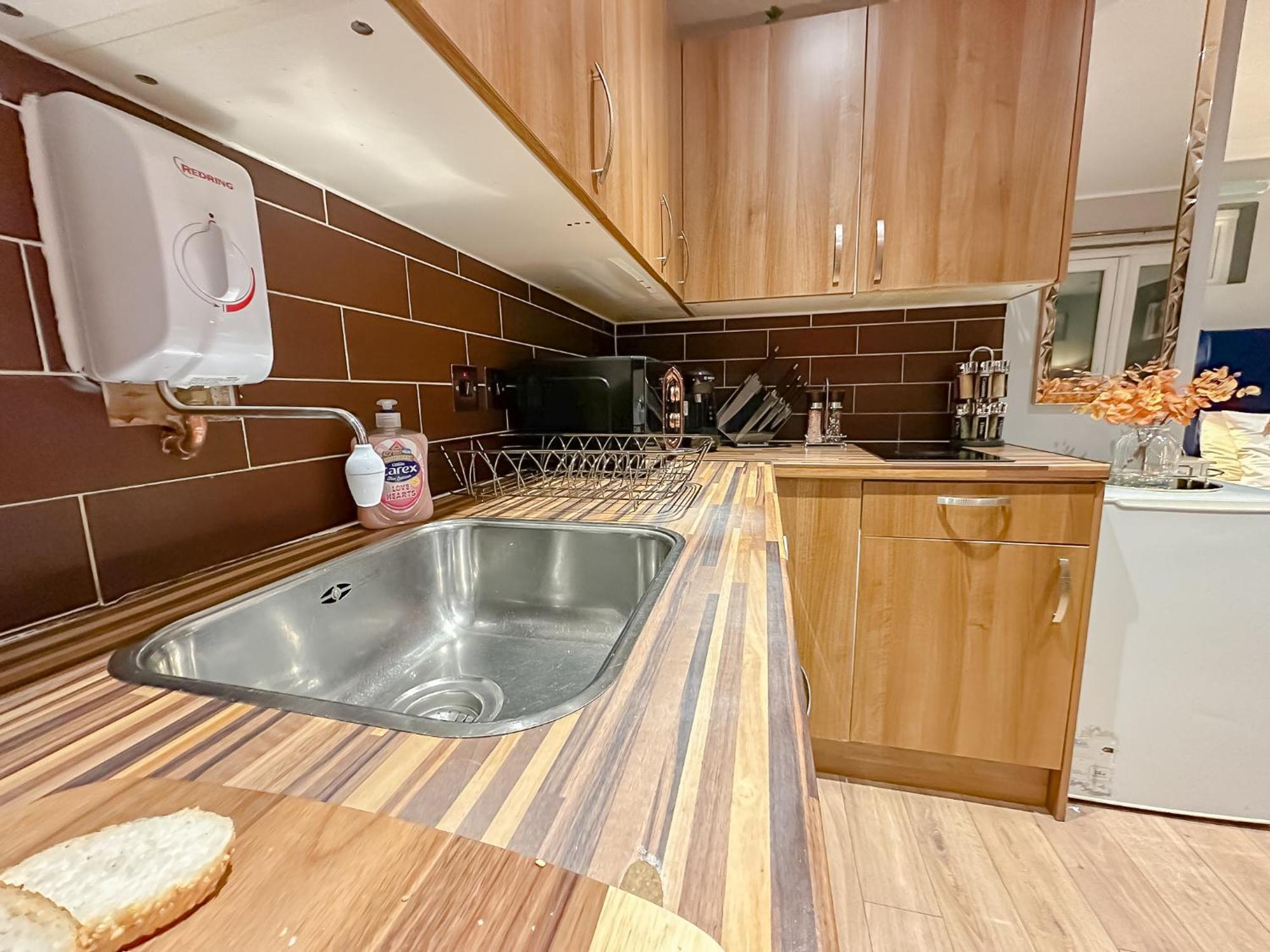 Stunning Studio Garden House - Free Wifi & Parking ヘンドン エクステリア 写真
